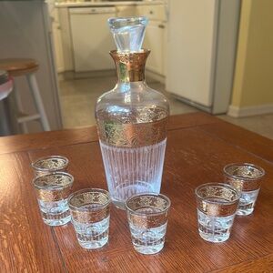 Elegant Gold and Clear Glass Decanter Set